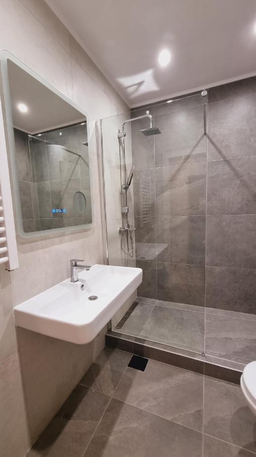 נובי סאד Grove Apartment + Free Parking מראה חיצוני תמונה